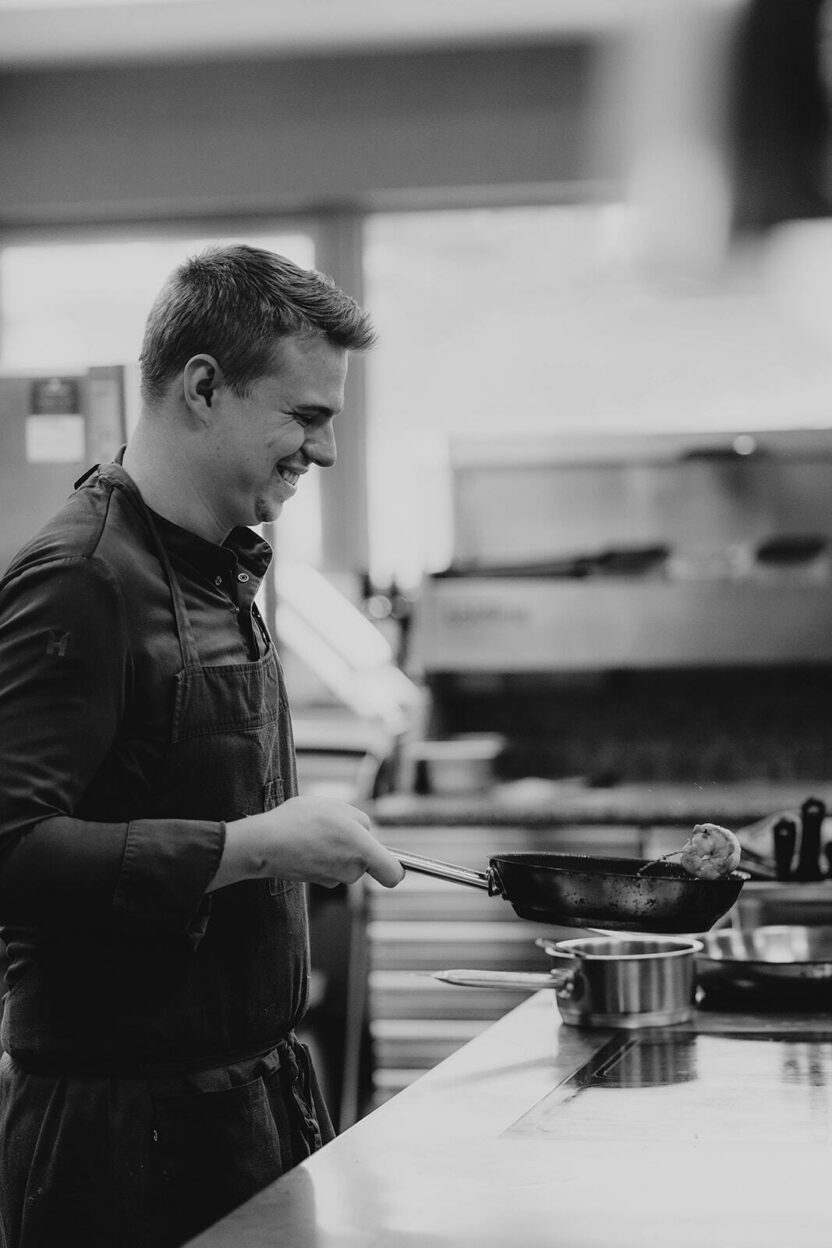 Koch schwenkt Garnelen in den Sôha Hotels