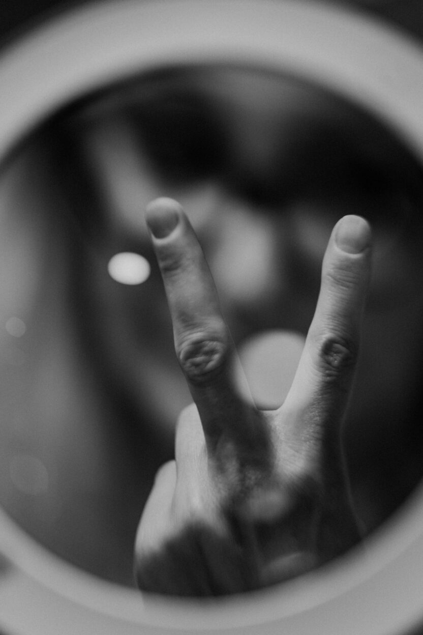 Zwei Finger zeigen ein Zeichen